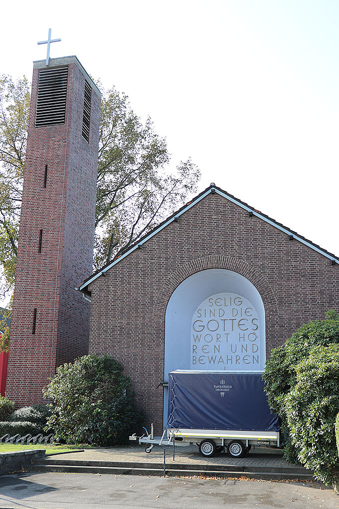 Seit Mitte Juni ist die Martin-Luther-Kirche geschlossen; die Gottesdienste finden im Gemeindesaal statt.