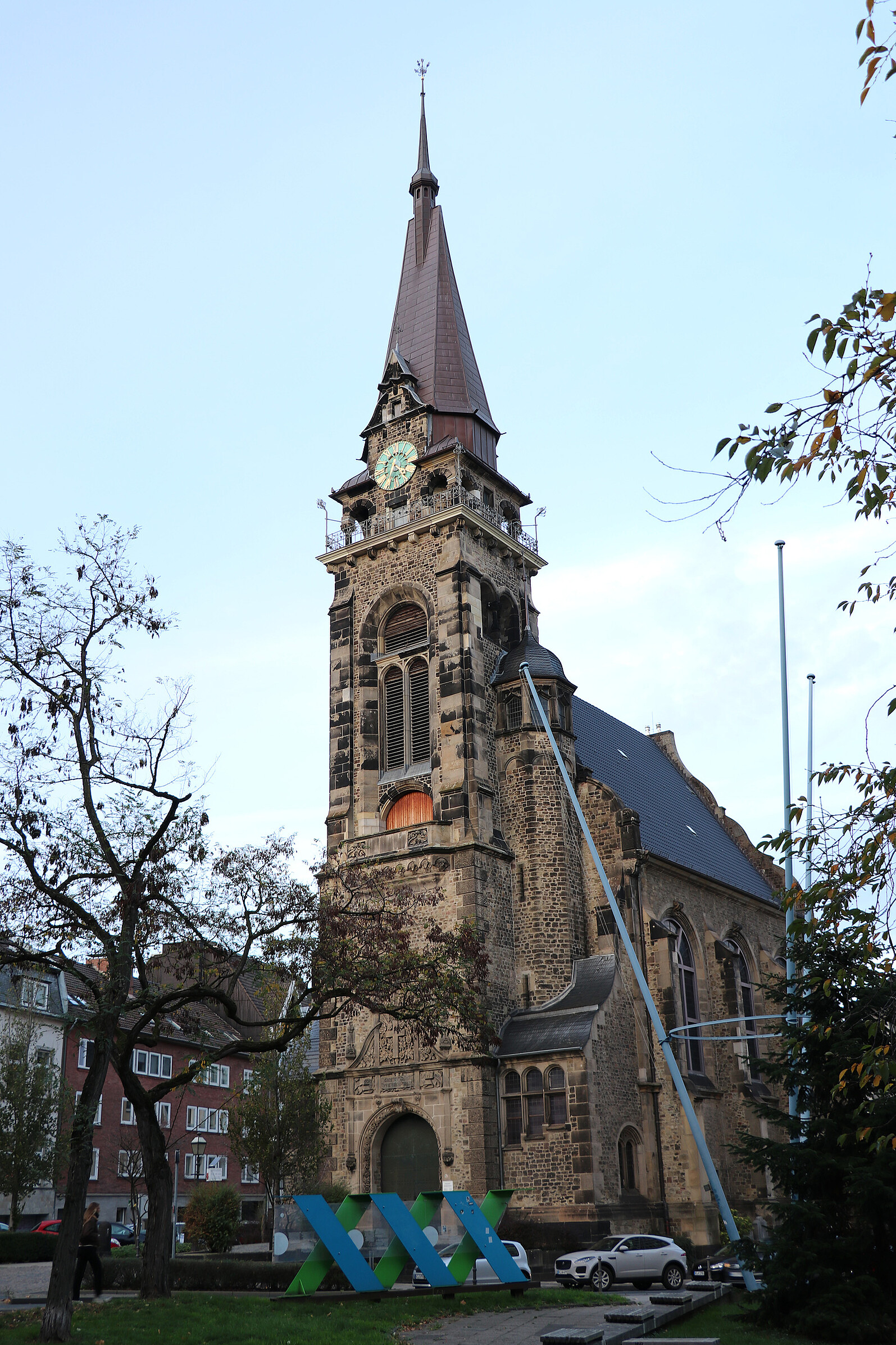 Die Dreifaltigkeitskirche an der Ecke Zollernstraße/Herzogstraße, Nähe Normaluhr, ist die Heimat der Jungen Kirche Aachen (JuKi).