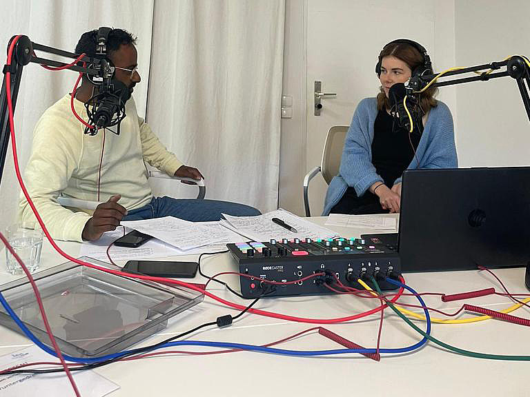 Sapeen Theivendrarajah und Julia Jerusalem bei der Aufnahme des Podcasts.