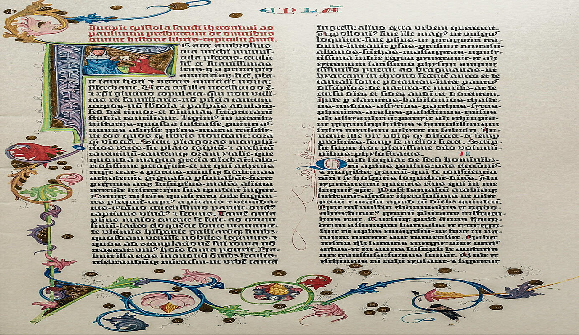 Ein Blatt aus der Gutenberg Bibel von 1455, als Faksimile in der Ausstellung zu sehen