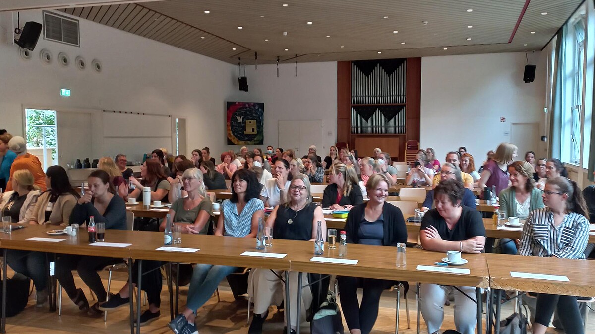 Überblick über den Veranstaltungssaal mit Publikum: Zum ersten Fachtag waren Mitarbeitende aus allen evangelischen Kitas nach Stolberg gekommen.