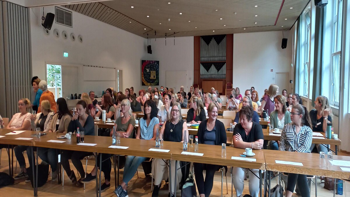 Überblick über den Veranstaltungssaal mit Publikum: Zum ersten Fachtag waren Mitarbeitende aus allen evangelischen Kitas nach Stolberg gekommen.