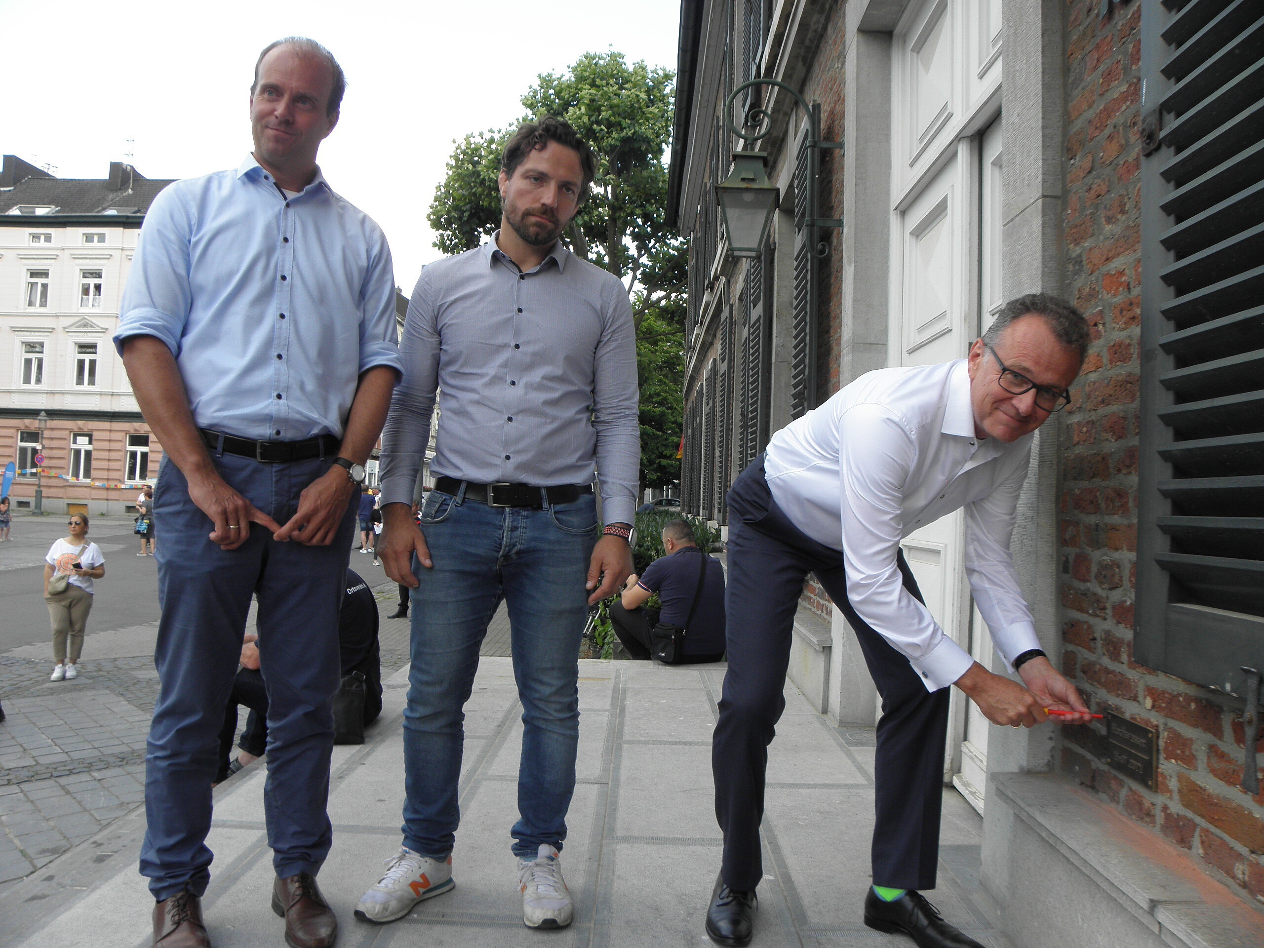 Schraubten die Flutmarke ans Alte Rathaus: von links Tobias Röhm, Patrick Haas und Dr. Joachim Reichert.