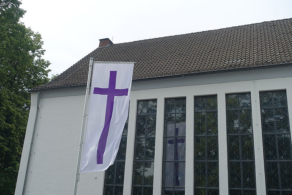 Zum Anlass der Verabschiedung wehte vor der Kirche Mariadorf die Fahne.