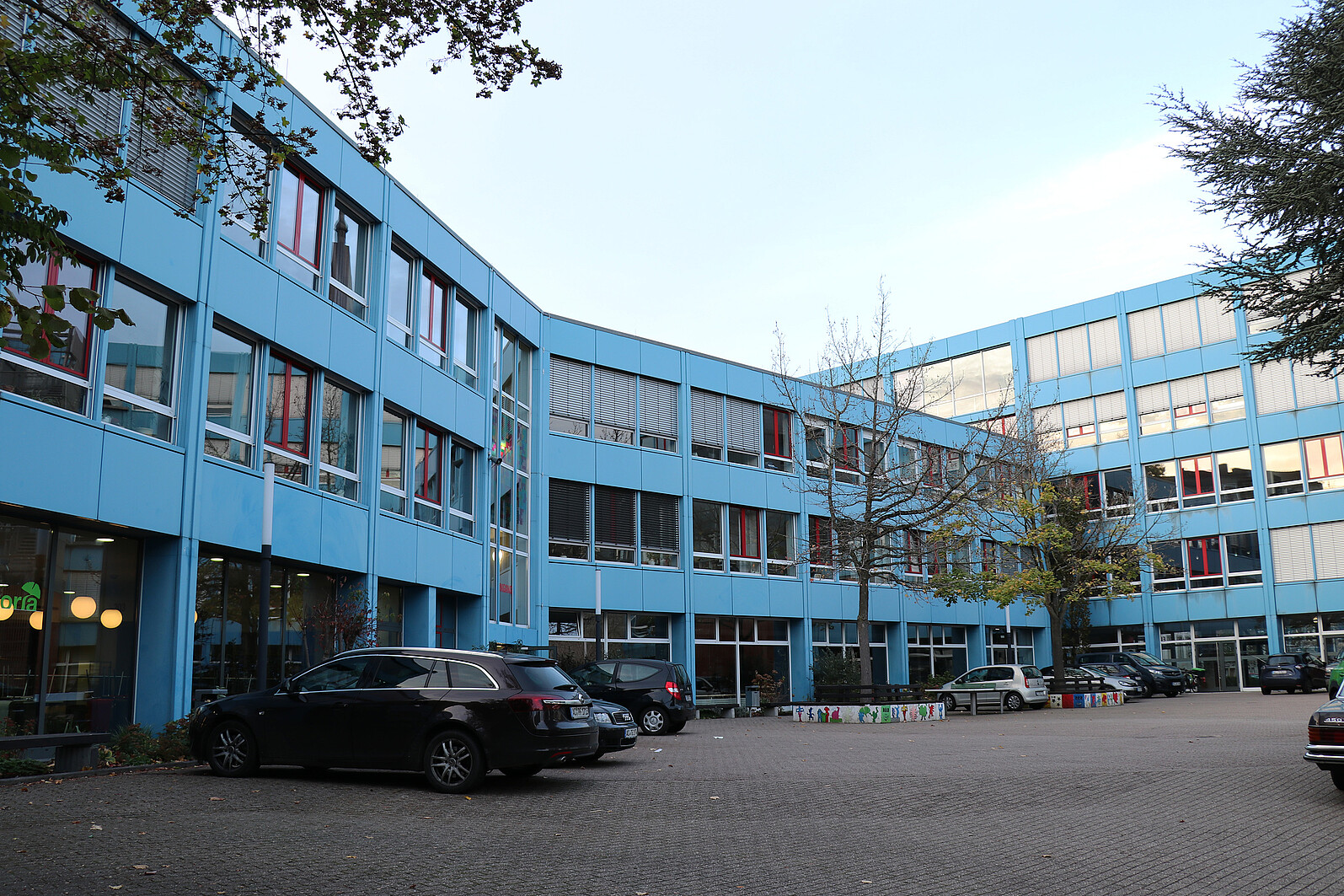 Die Viktoriaschule in Aachen ist ein Gymnasium in Trägerschaft der Evangelischen Kirche im Rheinland, das von ca. 700 Schüler*innen besucht wird.