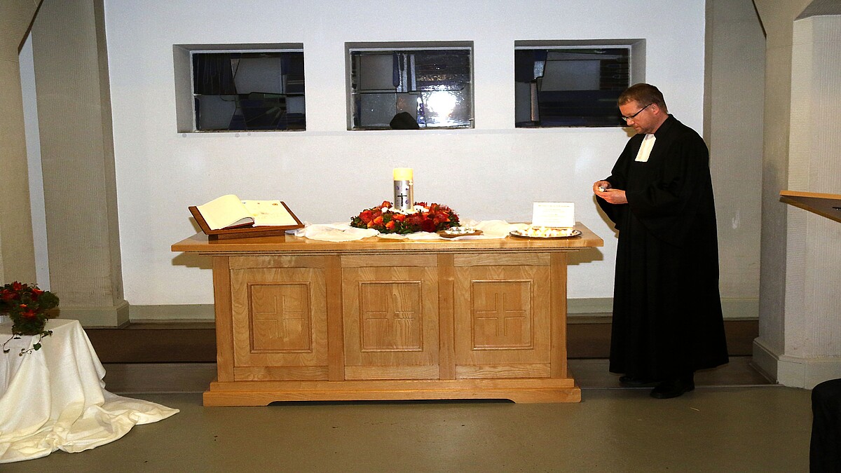 Pfarrer Joachim Geis hielt gemeinsam mit Teilnehmenden des Trauercafés Alsdorf die erste Andacht mit dem neuen Trauer- und Gedenkaltar.