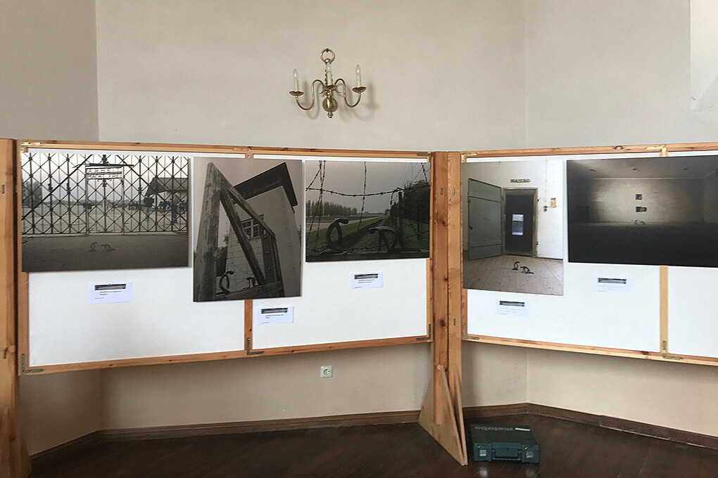Die Fotos von Prof. Dr. Erbach sind meist symbolhafte Ausschnitte, die das Dokumentarische der Fotografie mit der Erinnerung an die Verbrechen des Nationalsozialismus verbinden. 