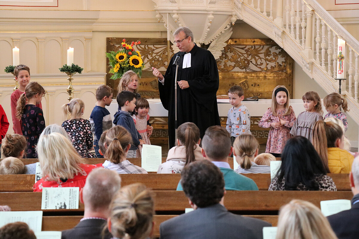 Dass die Kirchengemeinde Stolberg ein lebendiges Gemeindeleben hat, zeigte auch die tatkräftige Mitwirkung der Kindergartenkinder im Gottesdienst