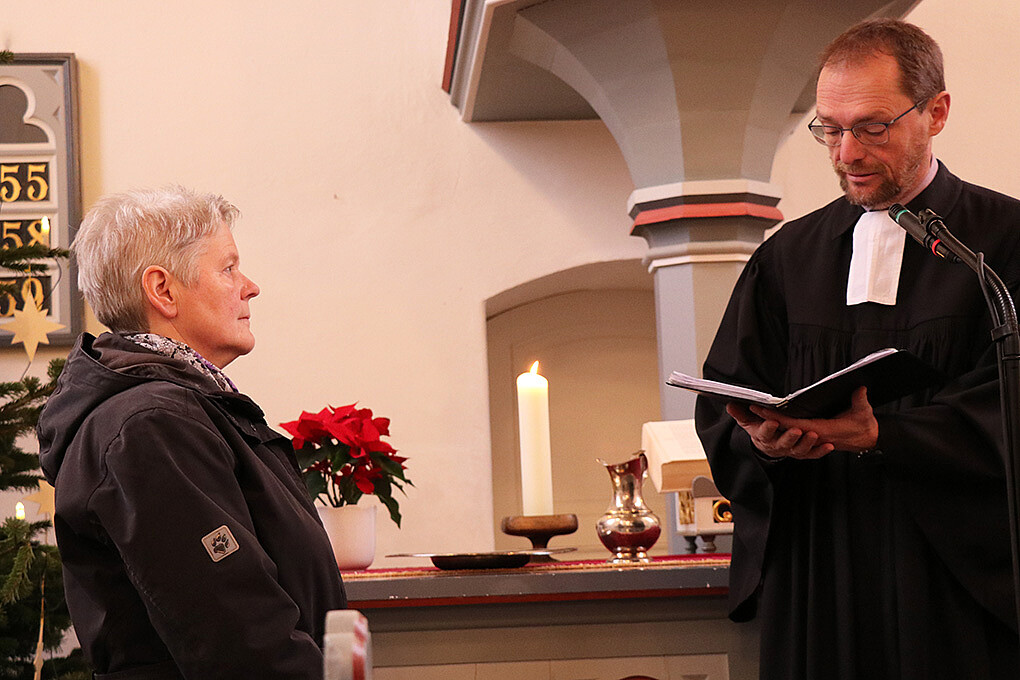 Im Gottesdienst wurde die langjährige Küsterin der Harperscheider Kirche, Sigrid Hörnchen. entpflichtet. Sie war dort von 1984 bis 2000 und von 2008 bis jetzt tätig.