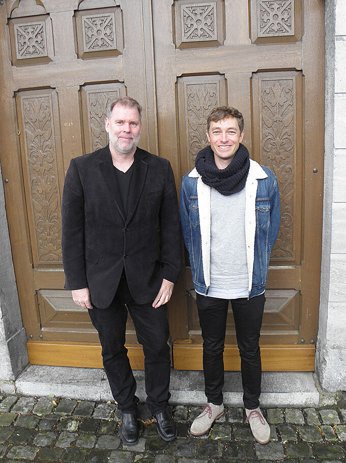 Der Vikar und Pfarrer Volker Böhm stehen vor der Kirchenpforte in Roetgen.