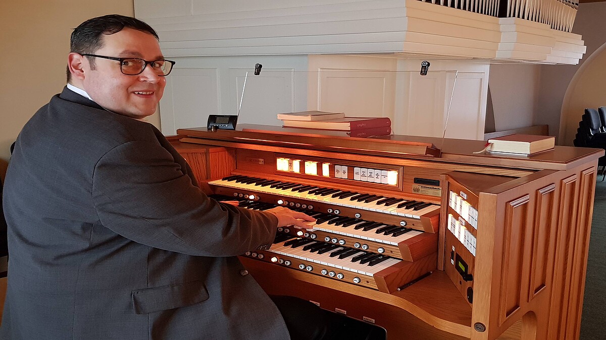 Markus Lind zeigte interessierten Schülerinnen und Schülern einige Geheimnisse der Orgel