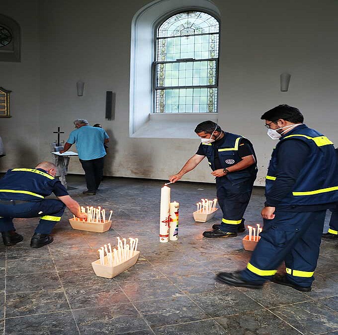 In der Evangelischen Kirche konnten Teilnehmende, darunter auch Helfer des THW, zum Gedenken eine Kerze entzünden.