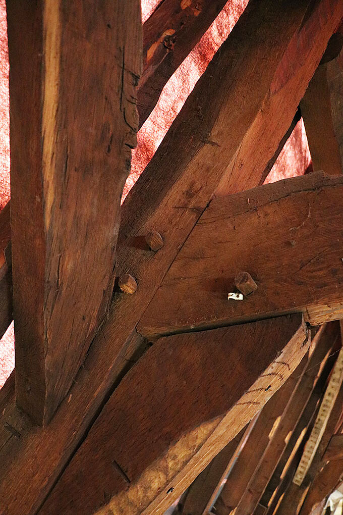 Die bauzeitlichen Verbindungen mit Holznägeln halten auch heute noch. Wenn sie nicht feucht werden nahezu für immer.