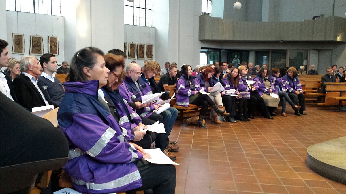 Die Ehrenamtlichen des Kurses 2016 wurden in einem Gottesdienst in der Kirche St. Peter in Aachen in ihr Amt eingeführt. (Bild: Notfallseelsorge)