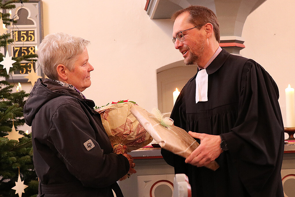Pfarrer Christoph Ude dankte Sigrid Hörnchen für ihren Dienst, der ihr immer eine "Herzensangelegenheit" gewesen sei und überreichte ihr zum Abschied Blumen und ein Geschenk.