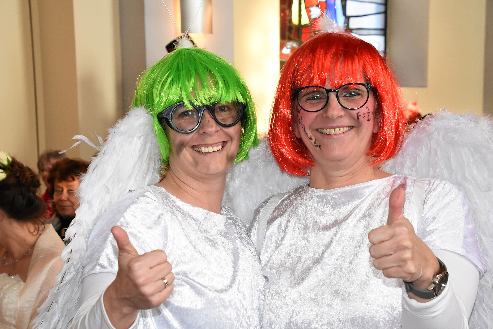 Wortgewandt und gestenreich: Simone Wehr (rote Perücke) und Claudia Däsler waren zwei von vielen Mitspielern, die den Karnevalsgottesdienst in der evangelischen Friedenskirche Baesweiler gestalteten. 