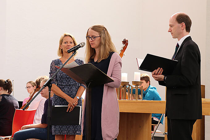 Den Gottesdienst gestalteten auch die Lehrer mit, darunter Jutta Nießen, Wencke Jakobs und Ernst Maresch.