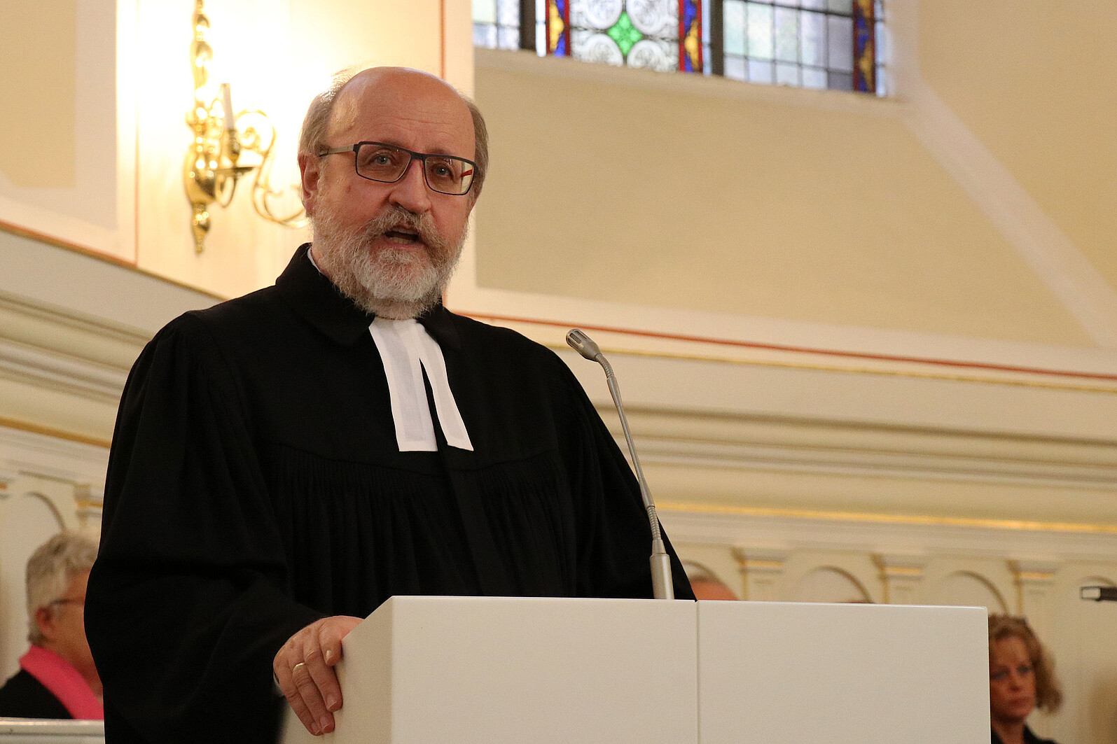 Pfarrer Hans-Peter Bruckhoff, Superintendent des Ev. Kirchenkreises Aachen, würdigte die Verdienste von Andreas Hinze - als Pfarrer wie als Mensch.