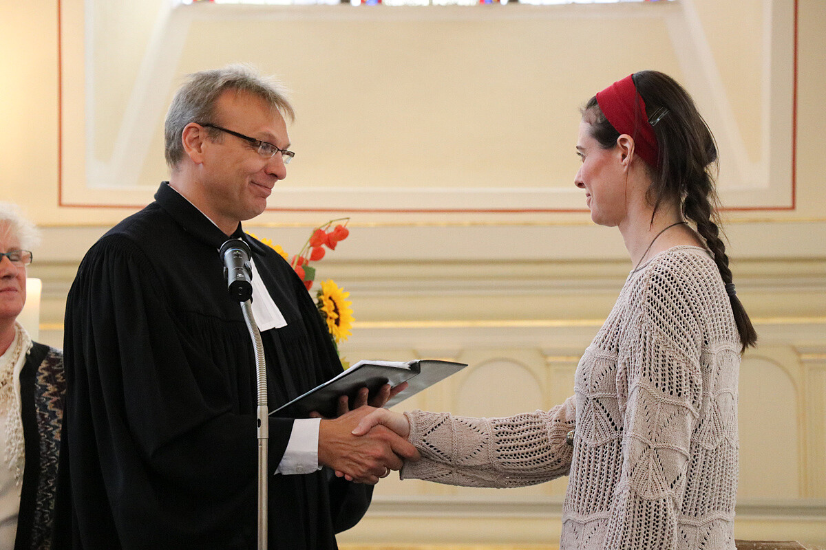 Pfarrer Jens Wegmann wünschte Gordana Nettersheim Gottes Segen als "Schatzsucherin" in der Gemeinde