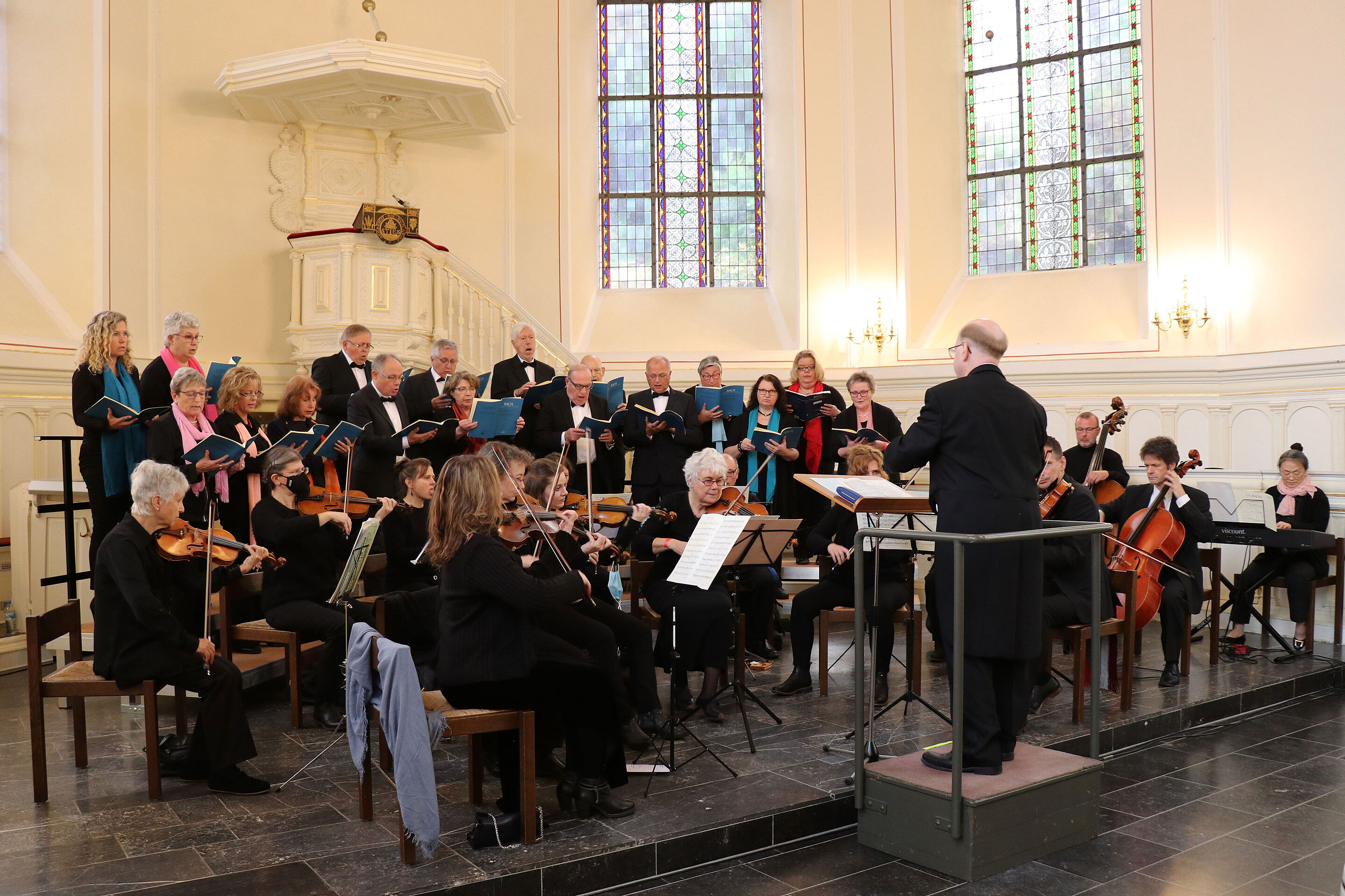 Ein besonderer Wunsch von Andreas Hinze: Die evangelische Kantorei, ein Kammerorchester und Solisten trugen die Bachkantate "Ein feste Burg ist unser Gott" vor.