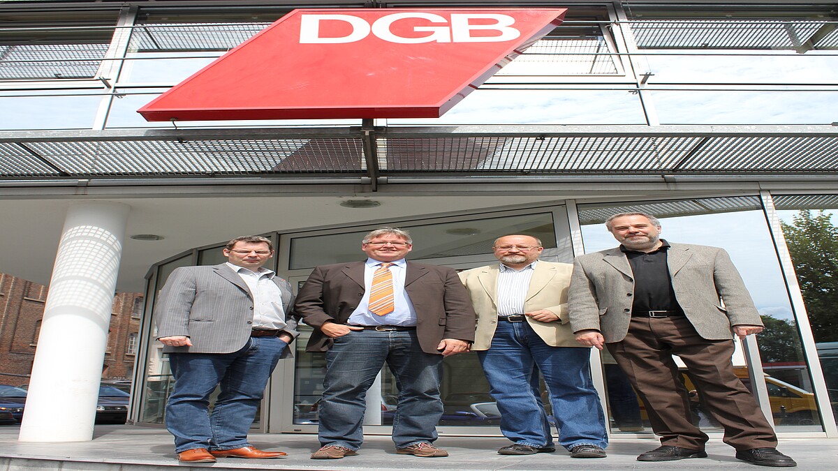 Ralf Woelk, Jens Sannig, Hans-Peter Bruckhoff und Rolf-Peter Cremer (v.l.) vor dem DGB-Gebäude in Aachen