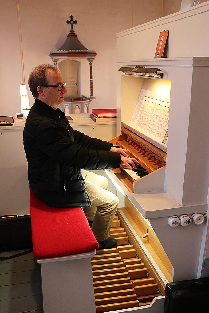 Im Entwidmungsgottesdienst spielte Werner Harzheim zum letzten Mal die Orgel. Eine kulturelle Nutzung des Gebäudes wäre auch in Zukunft denkbar.