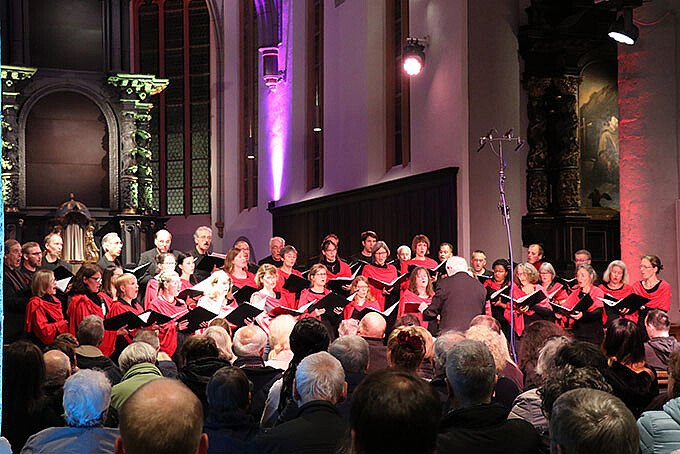 In der ökumenischen Citykirche begann das abwechslungsreiche Programm mit dem Konzert des Chors "carmina mundi" unter der Leitung von Harald Nickoll.