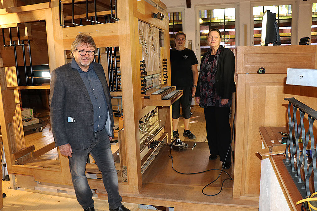 Pfarrer Harry Haller, Orgelbauer Björn-Daniel Reich und Organistin Sabine Heinig-Michl stellten am Donnerstag den Orgel-Einbau der Presse vor.