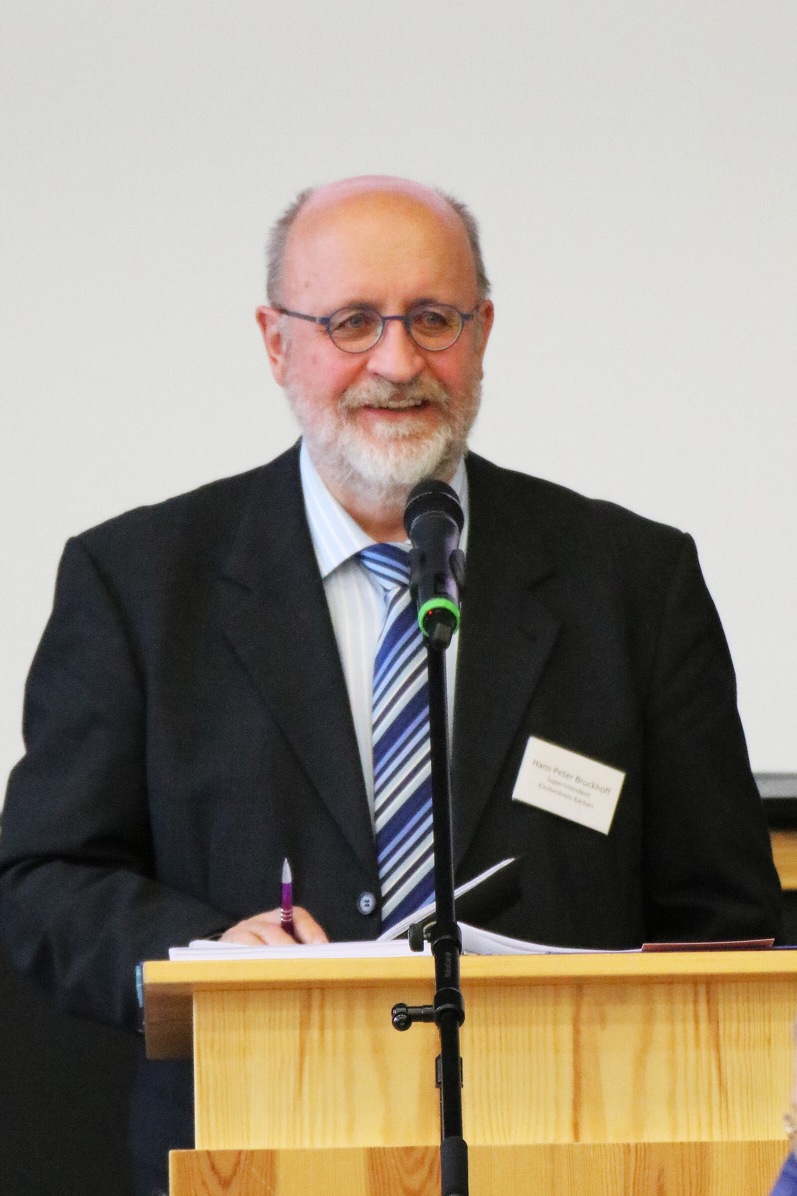 Superintendent Pfarrer Hans-Peter Bruckhoff leitete die Kreissynode. Er ist seit 1996 Superintendent des Ev. Kirchenkreises Aachen und damit der dienstälteste Superintendent der rheinischen Landeskirche.