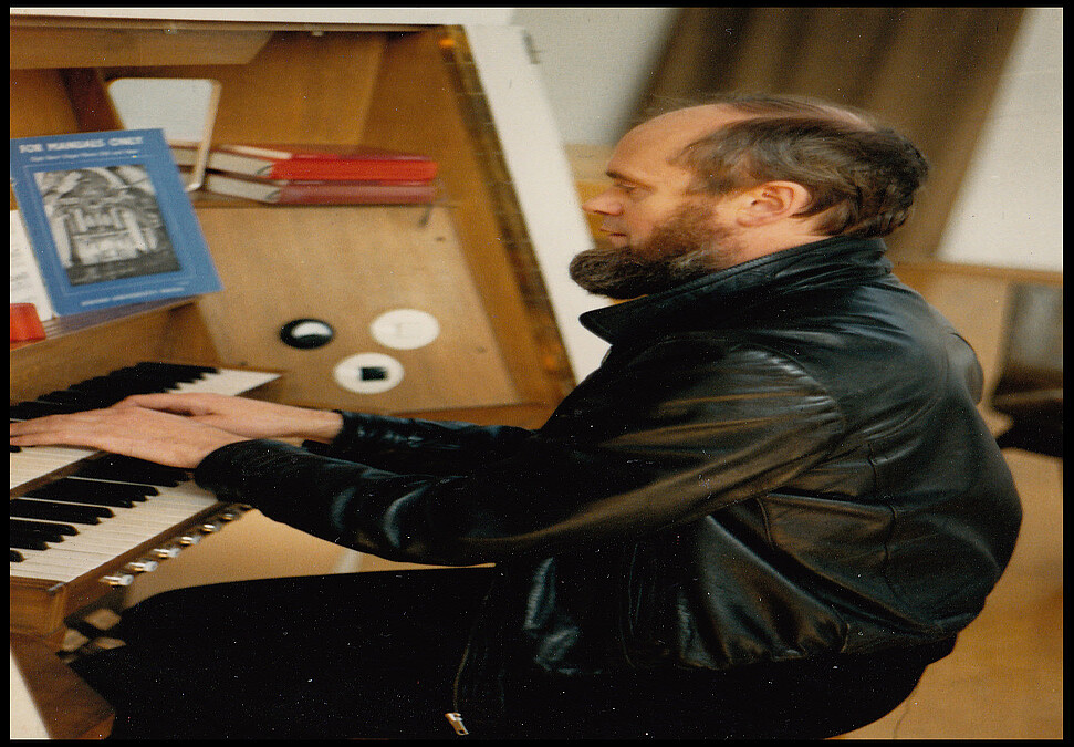 Kantor Kurt Eichmann an der Eule-Orgel der Auferstehungskirche 1988