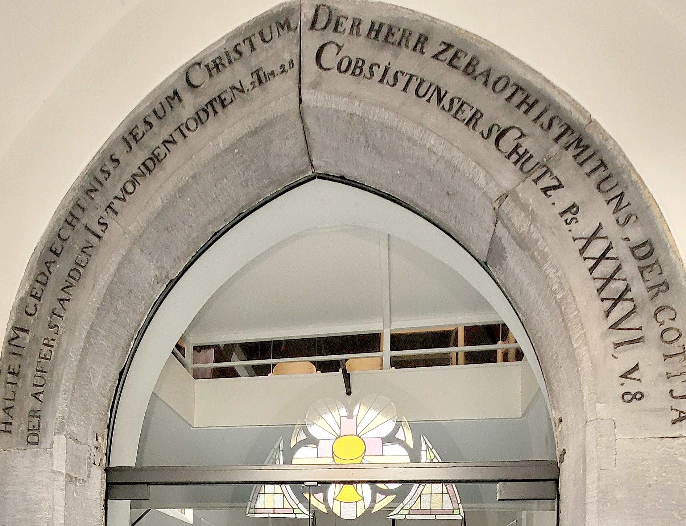 "Halte im Gedaechtniss Jesum Christum" steht über dem Eingangsportal der Kirche.