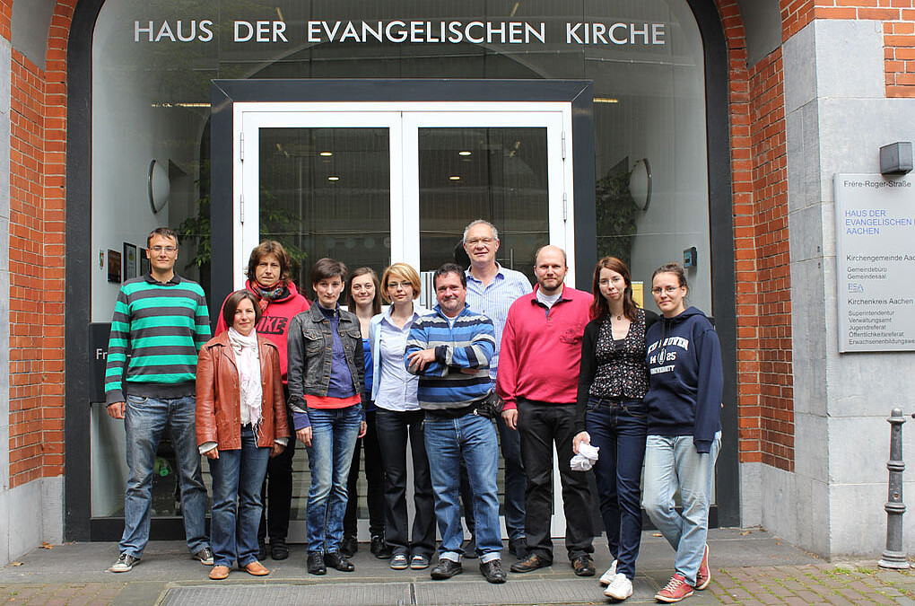 Jugendreferent Axel Büker (3.v.r.) und Schulreferent Ulrich Kämmerer (4.v.r.) mit der ungarischen Besuchergruppe vor dem Haus der Evangelischen Kirche in Aachen