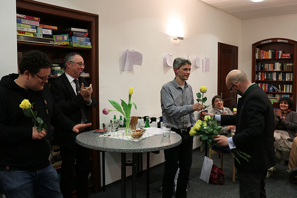 Mit seinem Glückwunsch verteilte Pfarrer Armin Drack nach der Wahl an alle Presbyter und Presbyterinnen eine Rose.