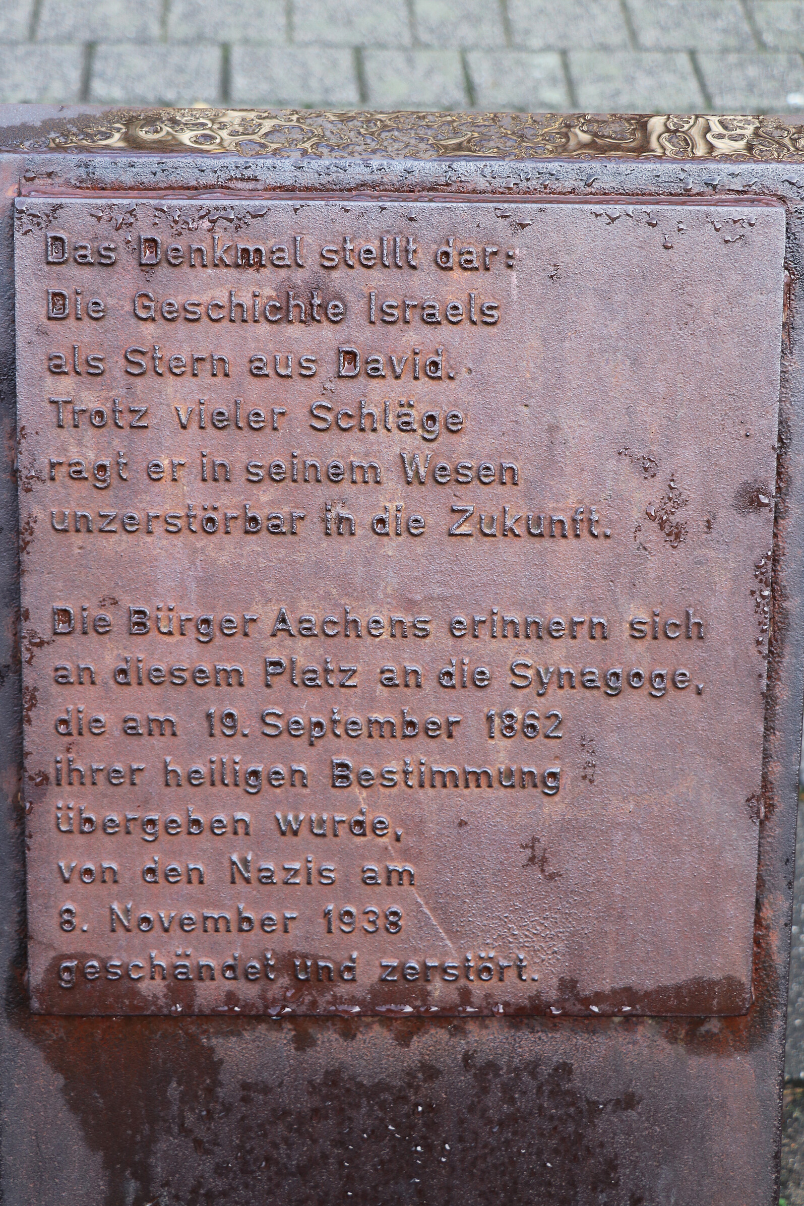 Eine Inschrift erläutert das Denkmal.