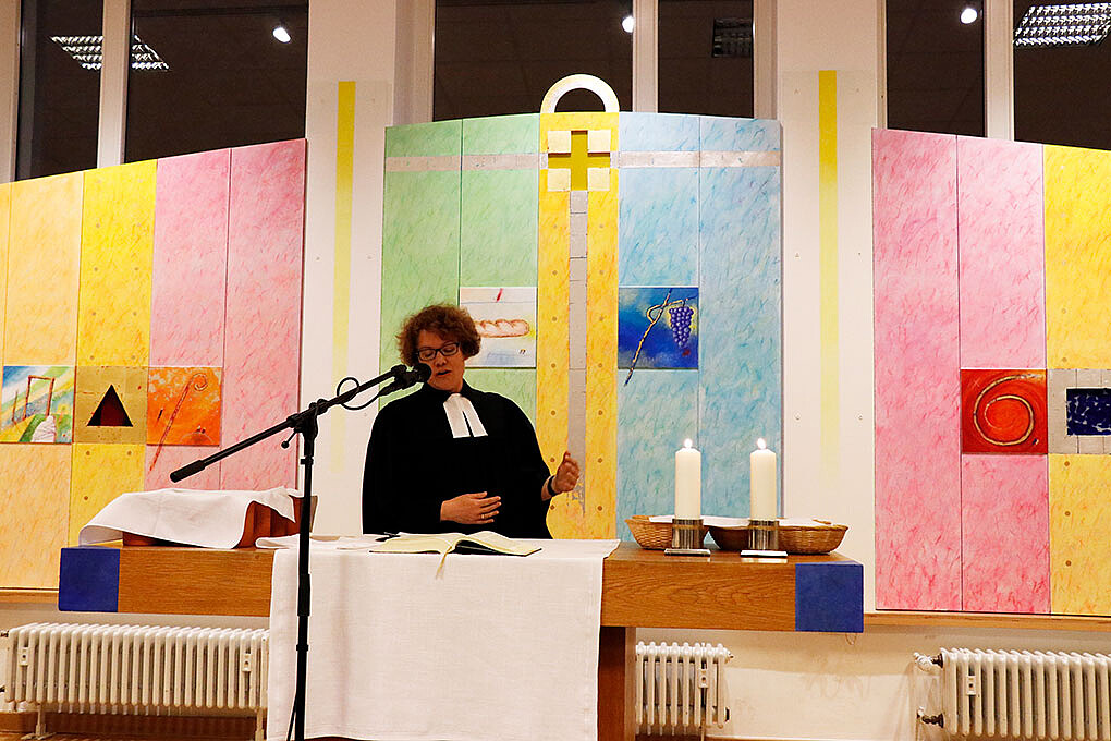 "Fast wie eine neue Kirche": ESG-Pfarrerin Swantje Eibach-Danzeglocke erläuterte zur Vorstellung des Kunstwerks die Gedanken, die zur Umgestaltung des Mehrzweckraums führten.