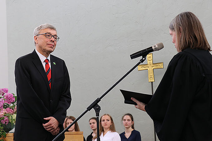 Oberkirchenrätin Henrike Tetz entpflichtete Axel Schneider im Gottesdienst.