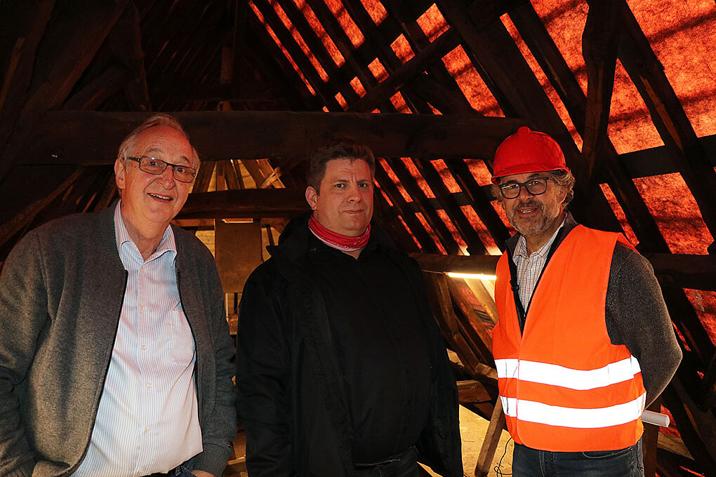 Baukirchmeister Hans Ulrich Rienäcker, Pfarrer Axel Neudorf und Architekt Thomas Staerk (v.l.) präsentierten bei einem Pressetermin die Ergebnisse der Arbeiten am 370 Jahre alten Dachstuhl.