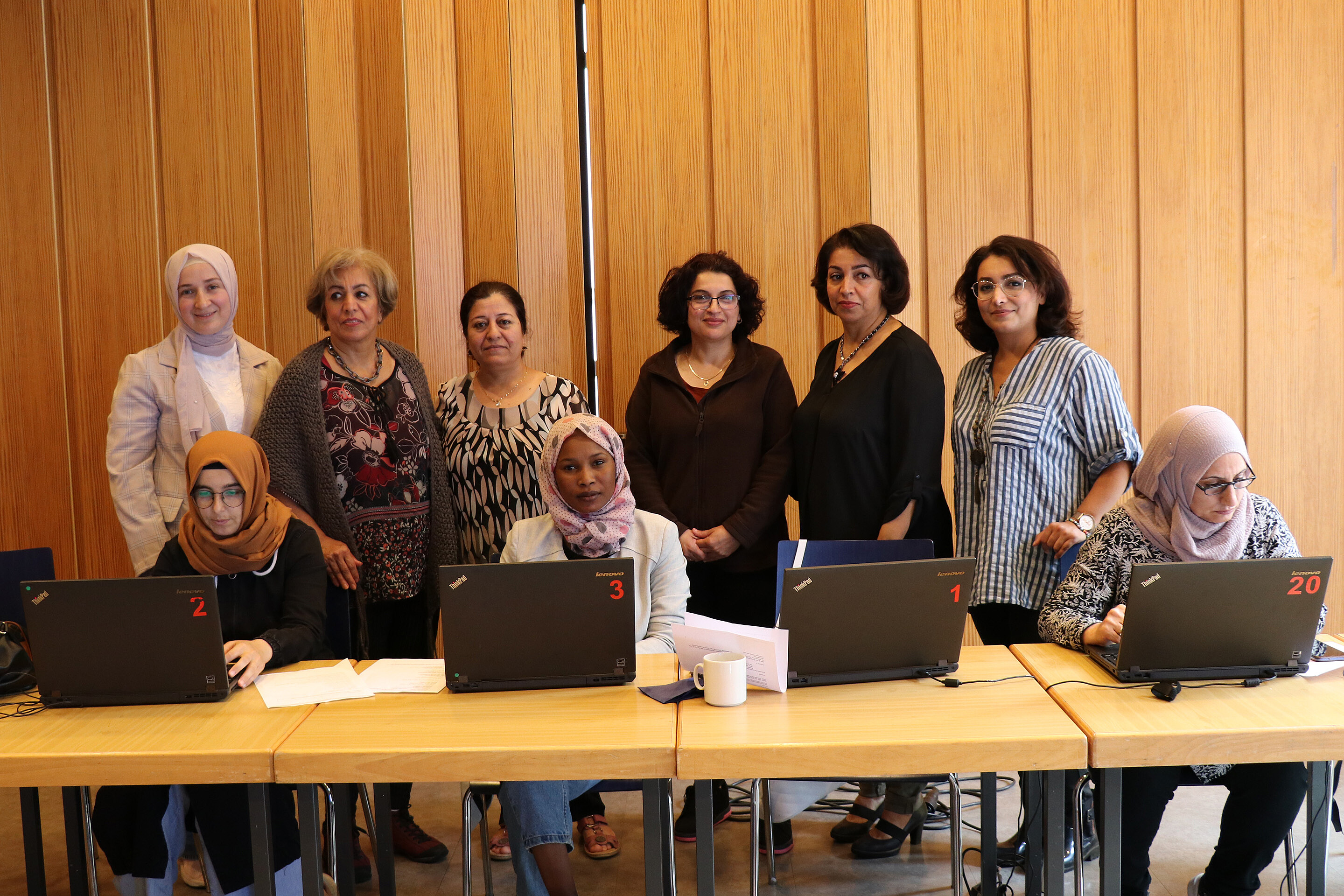 Gruppenfoto von neun Frauen mit PCs: Die Teilnehmerinnen des PC-Cafés hatten selbst die Anregung gegeben, einen solchen Kurs ins Leben zu rufen. Inzwischen finden vier Treffen pro Woche statt.