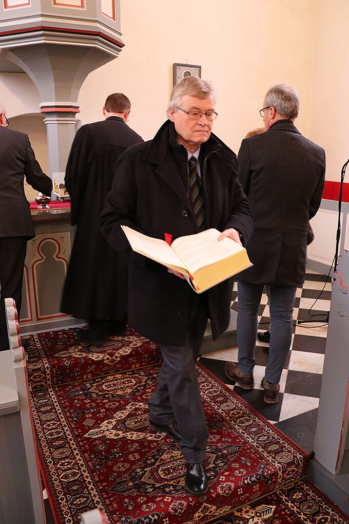 Presbyter Hans-Joachim Jürgens gestaltete den Gottesdienst mit und beförderte die Altarbibel von der Harperscheider Kirche in die Kirche in Schleiden.