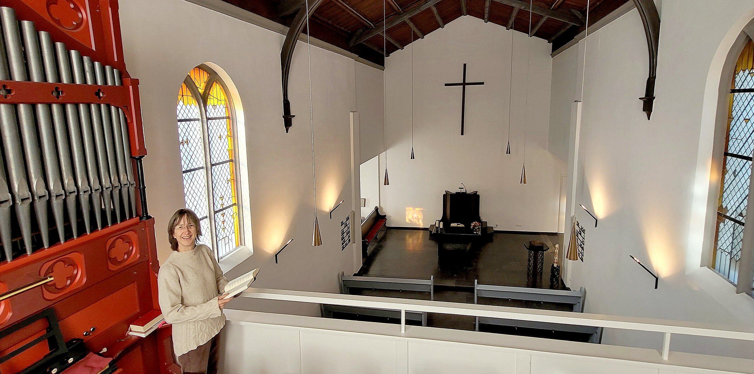 Pfarrerin Alders ist Hausherrin der Kirche mit ihrem für die unierte Kirche im Rheinland typischen schlichten Innenraum.