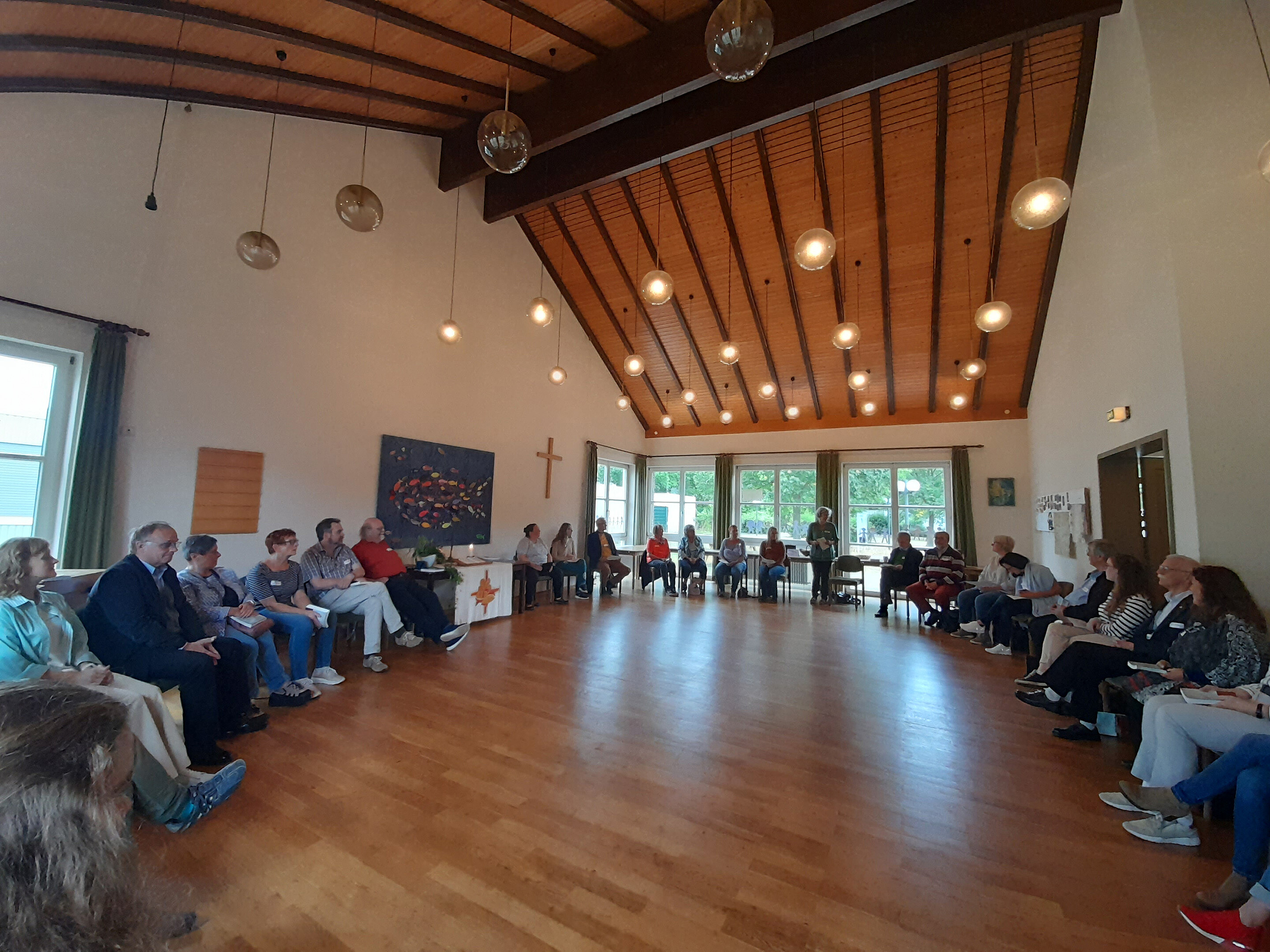Menschen bilden große Sitzrunde im Gemeindesaal: Im Dietrich-Bonhoeffer-Haus in Mechernich trafen Haupt- und Ehrenamtliche der Gemeinde sich am Samstag mit ihren Besuchern.
