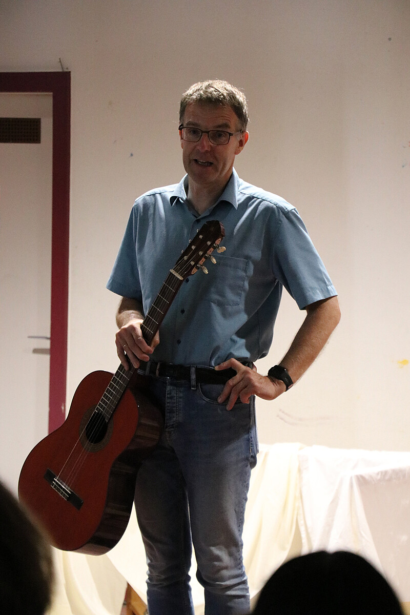 Pfarrer Martin Obrikat moderierte das Abschlussfest und begleitete die Lieder auf der Gitarre.