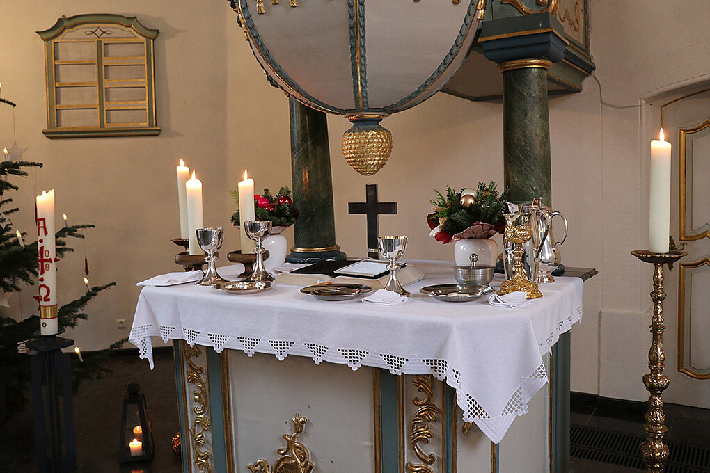 Das Abendmahl wurde in Schleiden auch mit den Abendmahlsgeräten aus der Harperscheider Kirche gefeiert.