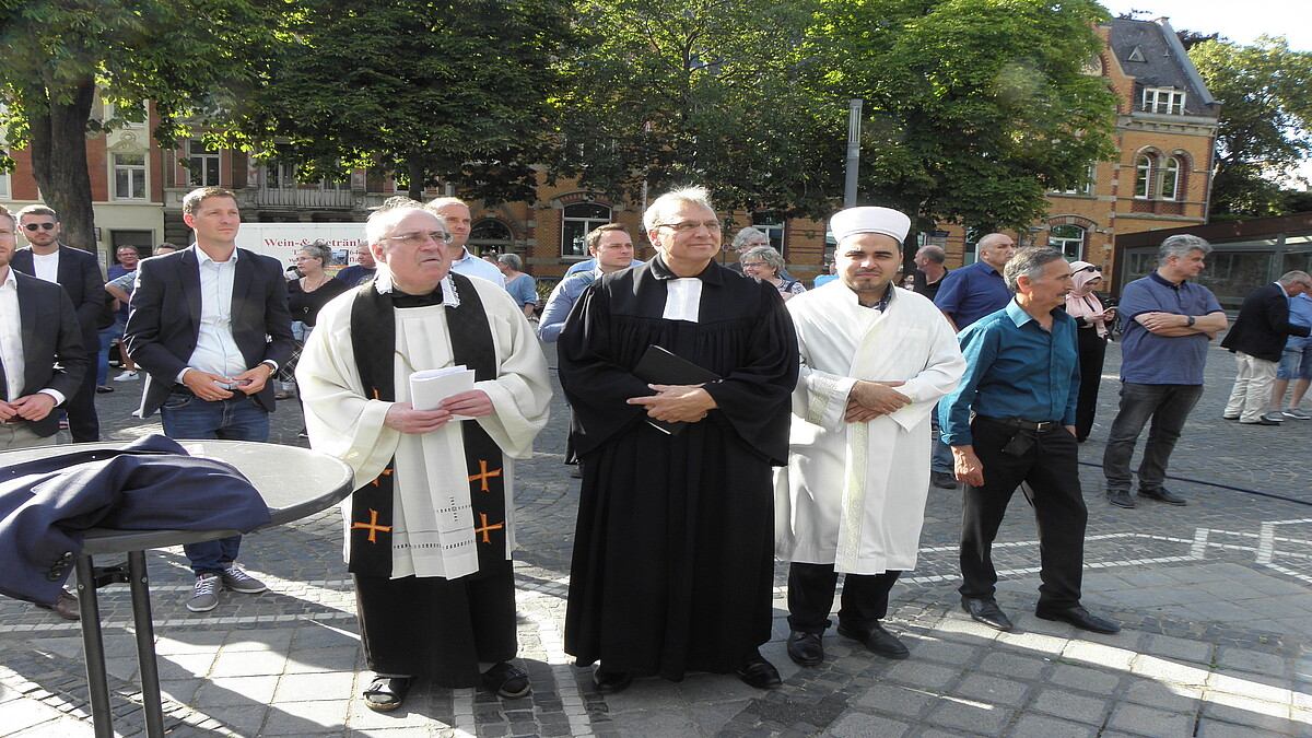 Pastor Hans Rolf Funken und Pfarrer Jens Wegmann (von links) zelebrierten mit einem Geistlichen der Ditib-Gemeinschaft den Gedenkgottesdienst auf dem Stolberger Kaiserplatz. 