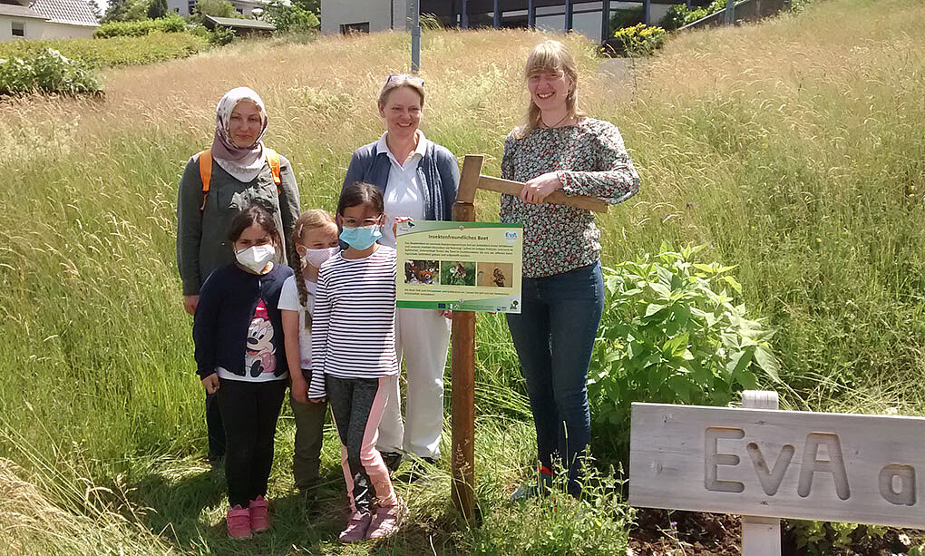 Unterstützt wurde die Aktion von Maria Barnicoat mit einigen Kindern der Garten AG der GGS Heimbach.