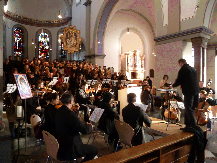 Der Oberstufen-Chor der Aachener Viktoriaschule in der Kirche St. Adalbert