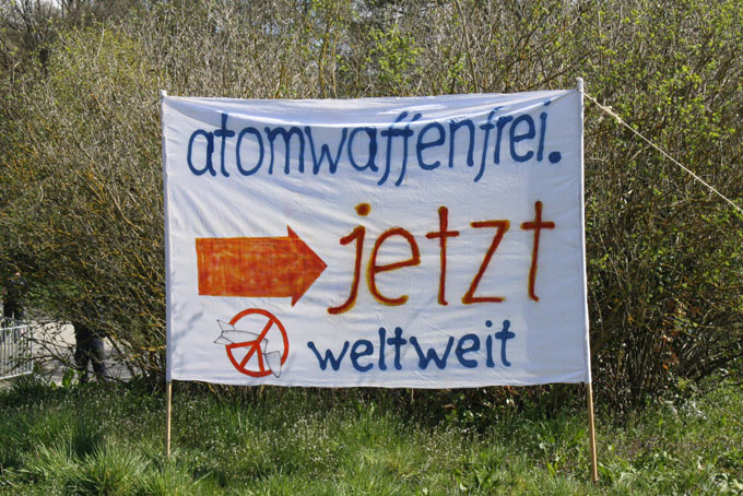 Banner gegen Atomwaffen am Fliegerhorst Büchel (Foto: Dieter Junker)