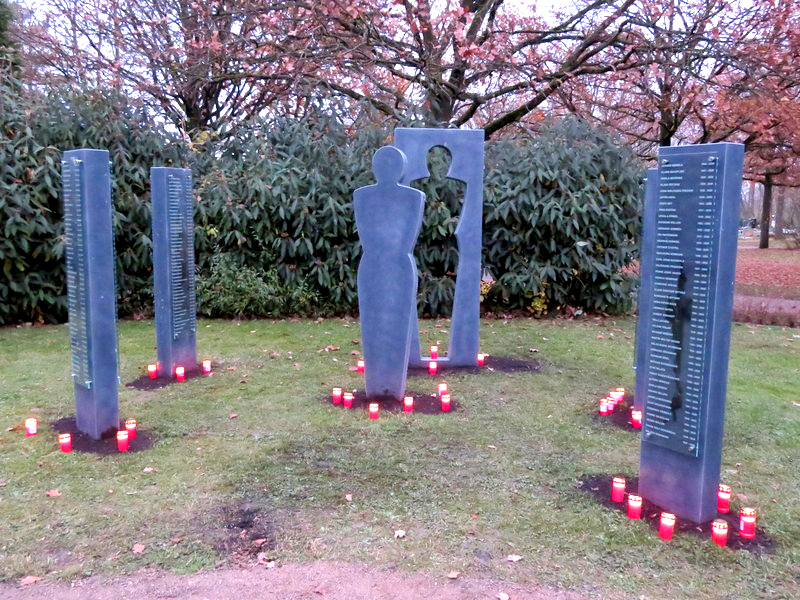 Auf dem Aachener Friedhof Hüls erinnern Namensstelen an Menschen, die ohne Angehörige verstorben sind.