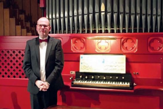Kirchenmusikdirektor Jens-Peter Enk gibt ein Orgelkonzert in Vorweiden.
