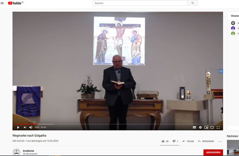 Pfarrer Oliver Joswig bei der ersten Übertragung der "Wegmarke nach Golgatha" auf YouTube.